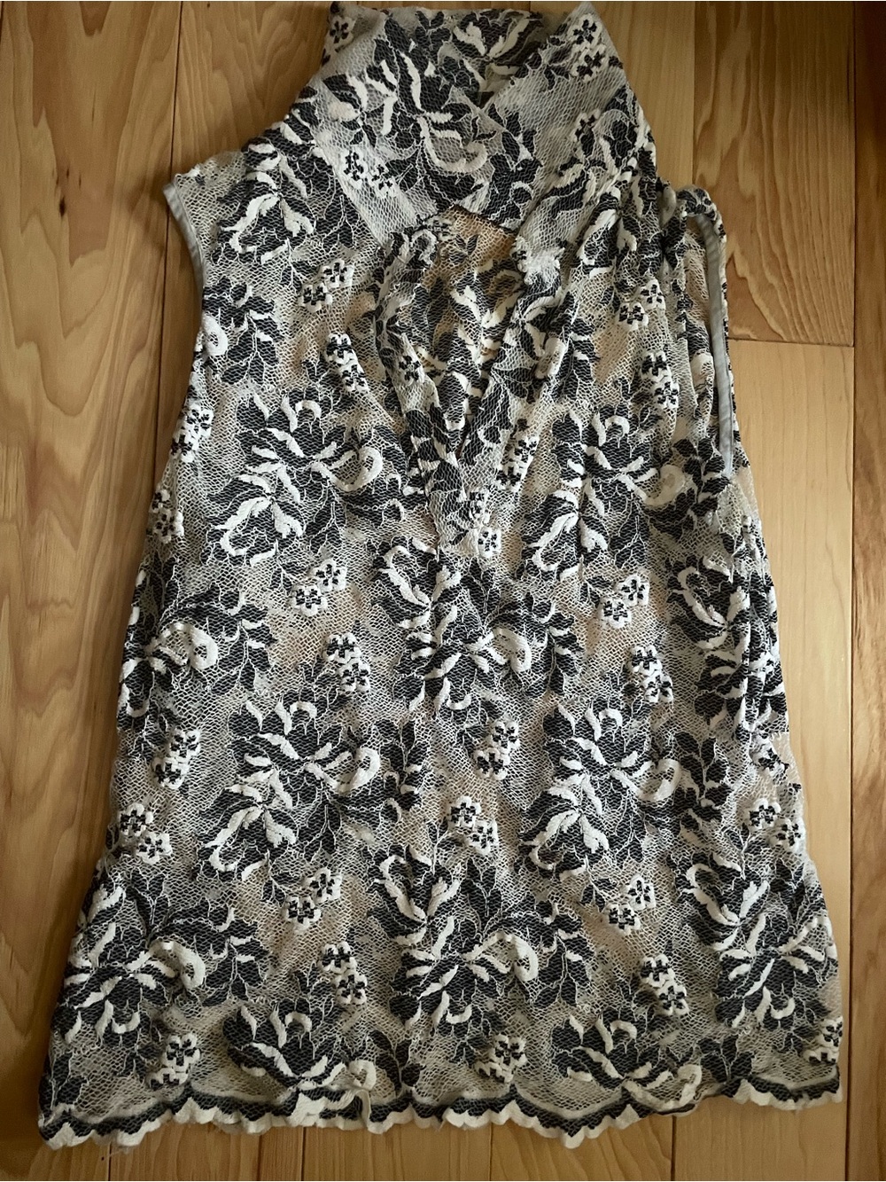 Cache Black Lace Floral Sleeveless Collared Shell